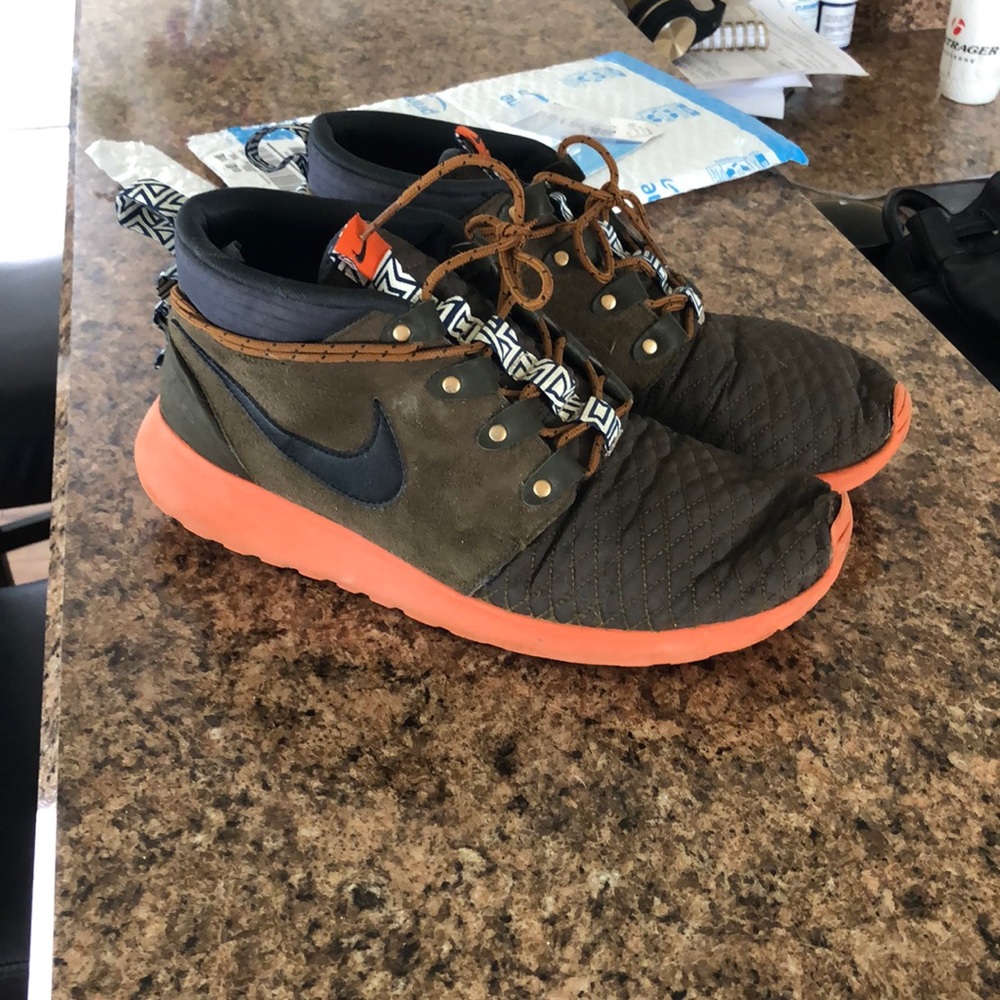 Roshie Mid top. Rare shoe